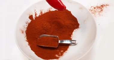 Paprika, capsicum annum, Beyaz Arkaplan 'a karşı düşüş, Slow Motion 4k