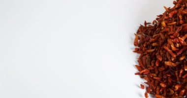 Cayenne Chili Pepper, capsicum frutescens, White Fame 'e karşı düşen baharat, Slow Motion 4k