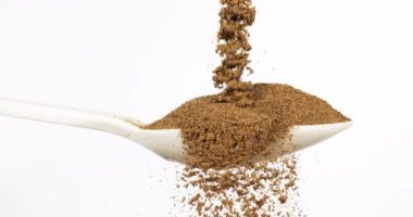 Yeşil biber, kavalcı nigrum, beyaz arka plana düşen baharat, yavaş çekim 4k