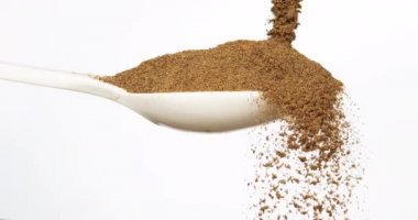 Yeşil biber, kavalcı nigrum, beyaz arka plana düşen baharat, yavaş çekim 4k