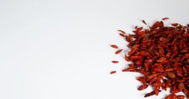 Cayenne Chili Pepper, capsicum frutescens, White Fame 'e karşı düşen baharat, Slow Motion 4k