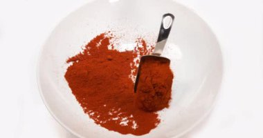Paprika, kapsicum yıllık, Beyaz Arkaplan 'a düşen toz, Yavaş Hareket 4k