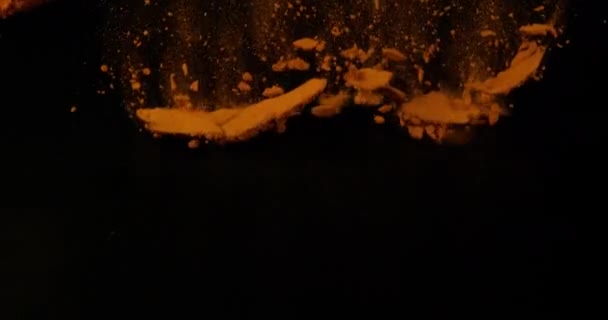 粉末落在黑色背景 印度香料 慢动作4K — 图库视频影像