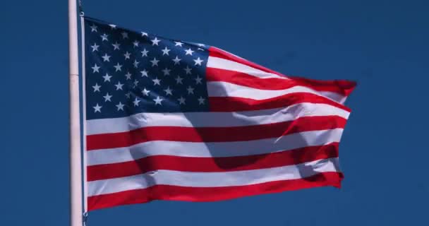 Αμερικανική Σημαία Κυματίζει Στον Άνεμο Αργή Κίνηση — Αρχείο Βίντεο