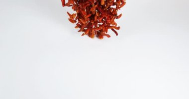 Cayenne Chili Pepper, capsicum frutescens, White Fame 'e karşı düşen baharat, Slow Motion 4k