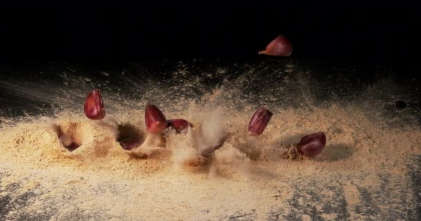 Allium Savitum 양귀비가 배경에 가루에 떨어지는 — 비디오