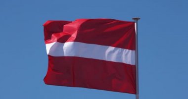 Letonya Bayrağı Rüzgarda Dalgalanıyor, Yavaş Hareket 4k