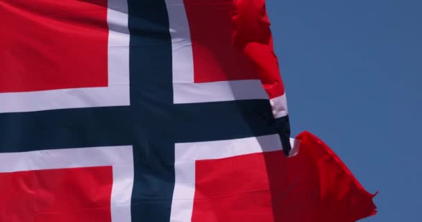 Νορβηγική Σημαία Κυματίζει Στον Άνεμο Αργή Κίνηση — Αρχείο Βίντεο