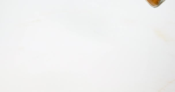 ターメリック クルマロンガ 白を背景にしたパウダー インドスパイス スローモーション4K — ストック動画