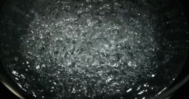 Sıcak su bir tencerede, ağır çekim 4k