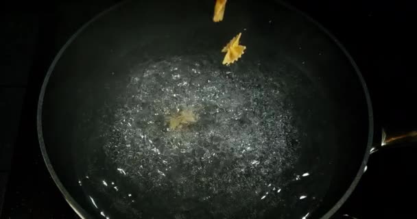 Pasta Cayendo Agua Hirviendo Cámara Lenta — Vídeos de Stock