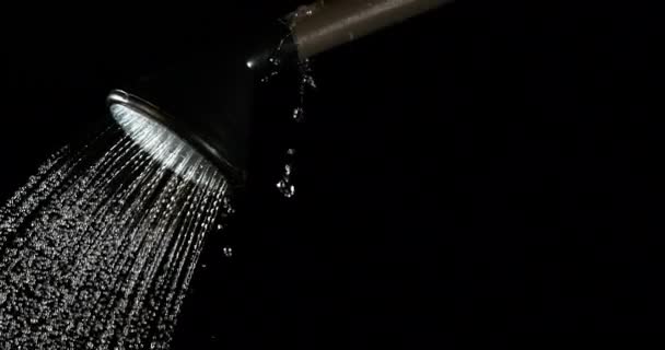 Voda Tekoucí Nádoby Zavlažování Černém Pozadí Pomalý Pohyb — Stock video