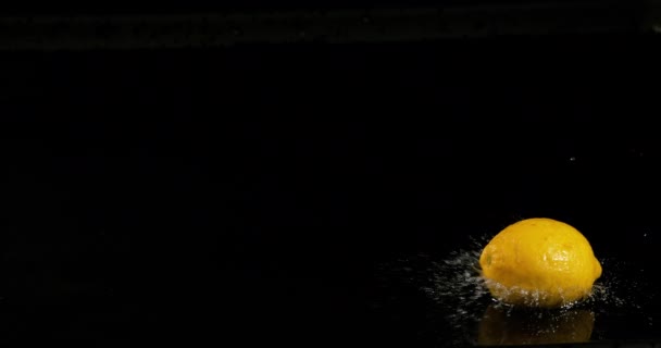 Лимонный Желтый Лимонный Фруктовый Падающий Воде Черном Фоне Медленное Движение — стоковое видео
