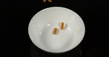 Zerdeçal, zerdeçal Longa, Kara Arkaplan Düşen Kapsüller, Hint Baharatı, Yavaş Hareket 4k