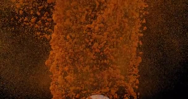 Curcuma, curcuma longa, Poudre tombant sur fond noir, Épice indienne, Mouvement lent 4K 