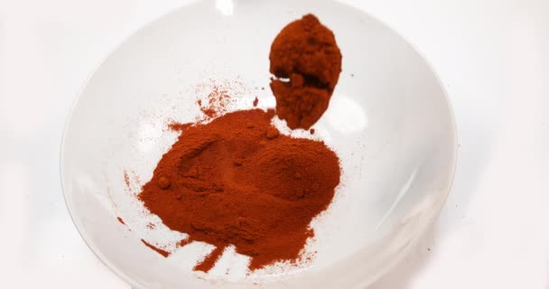 Paprika Capsicum Annuum Polvere Che Cade Sullo Sfondo Bianco Slow — Video Stock