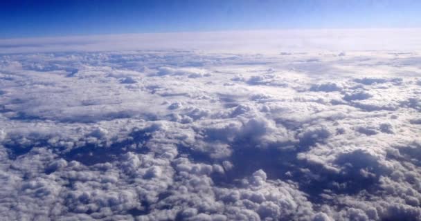 Ciel bleu et nuages de l'avion, en temps réel 4K 