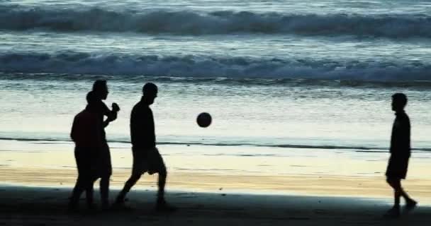 Skupina Lidí Hraje Fotbal Cabourg Beach Při Západu Slunce Normandie — Stock video