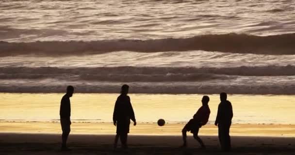 Skupina Lidí Hraje Fotbal Cabourg Beach Při Západu Slunce Normandie — Stock video