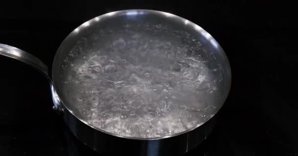 Agua Hirviendo Caliente Una Cacerola Tiempo Real — Vídeos de Stock