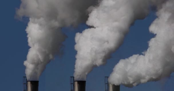 Smokestack Sockerraffinaderier Med Vattenavdunstning Nära Caen Normandie Realtid — Stockvideo