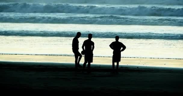 Grupo Personas Que Juegan Fútbol Cabourg Beach Atardecer Normandía Tiempo — Vídeo de stock