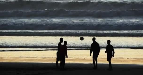 Groep Mensen Die Voetballen Cabourg Beach Bij Sunset Normandië Real — Stockvideo