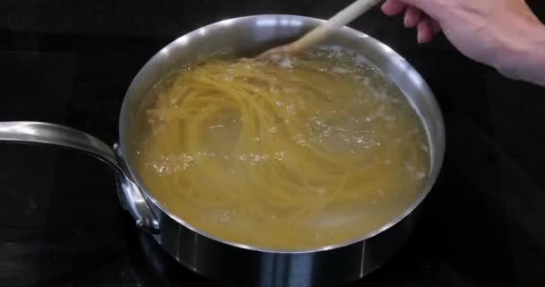 熱い沸騰水とパスタで鍋 リアルタイム4K — ストック動画
