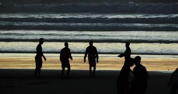 Gruppo Persone Che Giocano Calcio Sulla Spiaggia Cabourg Tramonto Normandia — Video Stock