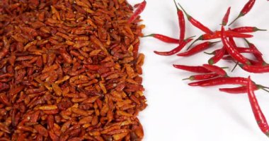 Taze Kırmızı Chili Peppers, capsicum annum ve Bird Pepper, capsicum frutescens, Spice 'ın Beyaz Arkaplan' a düşüşü, Slow Motion 4k