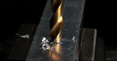 Metal matkap çelik tabakta dönüyor, Chips yapıyor, makara zamanı 4k.