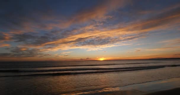 日没の海 フランス南東部のカマルグ リアルタイム4K — ストック動画