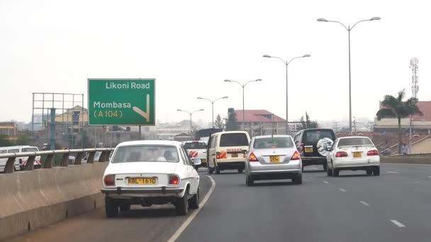 ナイロビからTsavo Parkへの道路と交通 道路標識 ケニア スローモーション — ストック動画