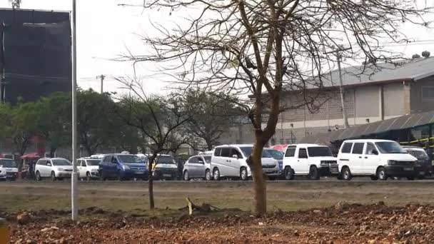 Straße Und Verkehr Auf Der Straße Von Nairobi Nach Tsavo — Stockvideo