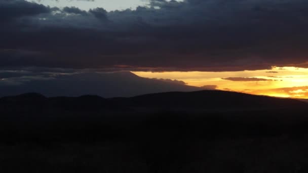 Tsavo Park ケニアのサバンナの風景の夕日 スローモーション — ストック動画