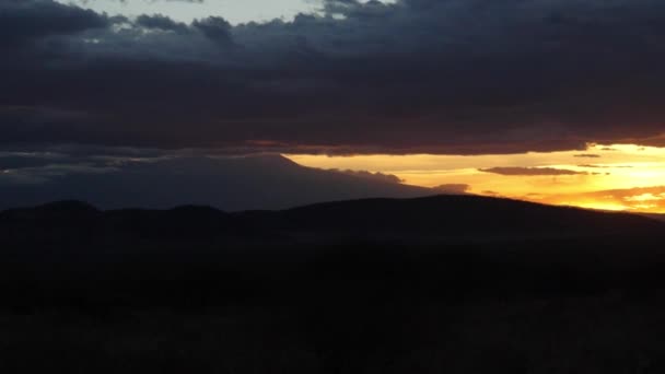 Coucher de soleil sur le paysage de Savannah à Tsavo Park, Kenya, Mouvement lent 