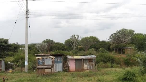 肯尼亚内罗毕至察沃公园公路上的村庄 慢动作 — 图库视频影像