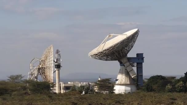 Satellitantenner För Sändning Kommunikationssignaler Parabolisk Antenn Kenya Slow Motion — Stockvideo