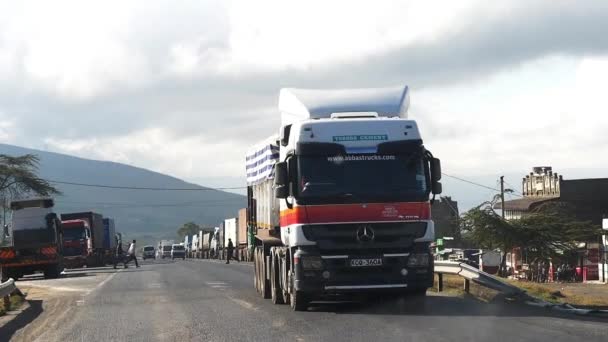 Estrada Tráfego Estrada Nairobi Para Tsavo Park Quênia Engarrafamento Câmera — Vídeo de Stock