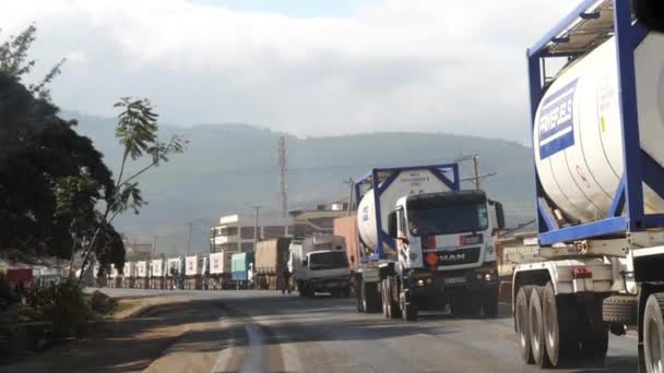 Carretera Tráfico Carretera Nairobi Tsavo Park Kenia Atasco Tráfico Cámara — Vídeo de stock