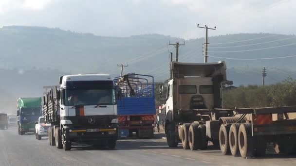 Carretera Tráfico Carretera Nairobi Tsavo Park Kenia Atasco Tráfico Cámara — Vídeos de Stock