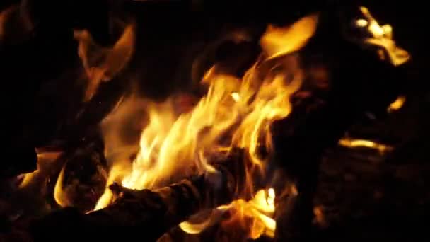 Feu de joie, Flammes de feu dans le feu de camp, camping au Masai Mara Park, Kenya, ralenti 