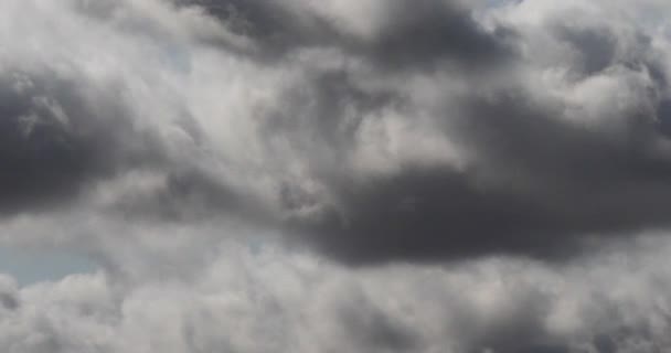 Nuages se déplaçant dans le ciel, Normandie en France, Time Lapse 4K 