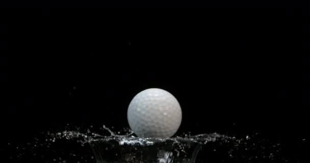 Palla Golf Caduta Acqua Sullo Sfondo Nero Rallentatore — Video Stock