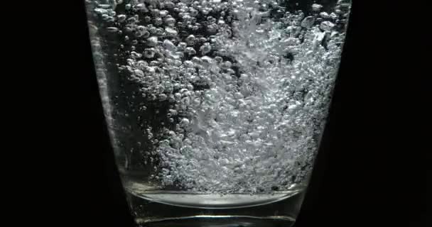 黒背景に スローモーション グラスに注がれている水 — ストック動画