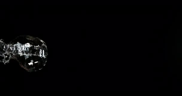 Eau explosant et éclaboussant sur fond noir, mouvement lent 4K 