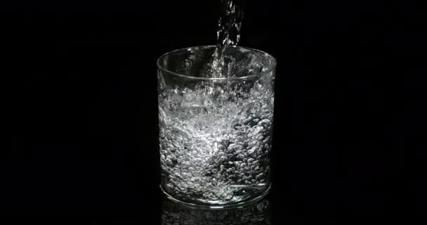 Eau Étant Versée Dans Verre Sur Fond Noir Mouvement Lent — Video