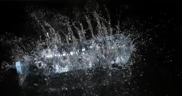 Láhev Vody Padající Vodu Proti Černému Pozadí Zpomalení — Stock video