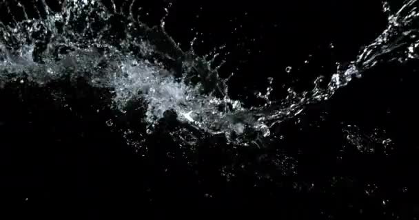 Water Exploderen Spatten Tegen Zwarte Achtergrond Slow Motion — Stockvideo