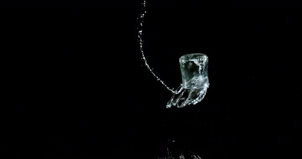 Glas Vatten Studsande Och Stänk Svart Bakgrund Slow Motion — Stockvideo